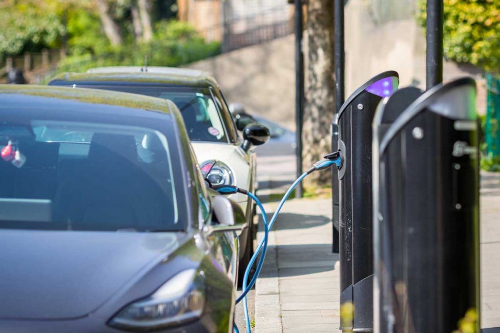 how does electric car charging work